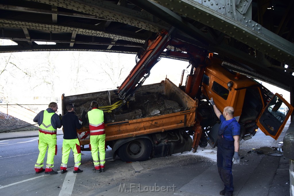 LKW blieb unter Bruecke haengen Koeln Deutz Deutz Muelheimerstr P081.JPG - Miklos Laubert